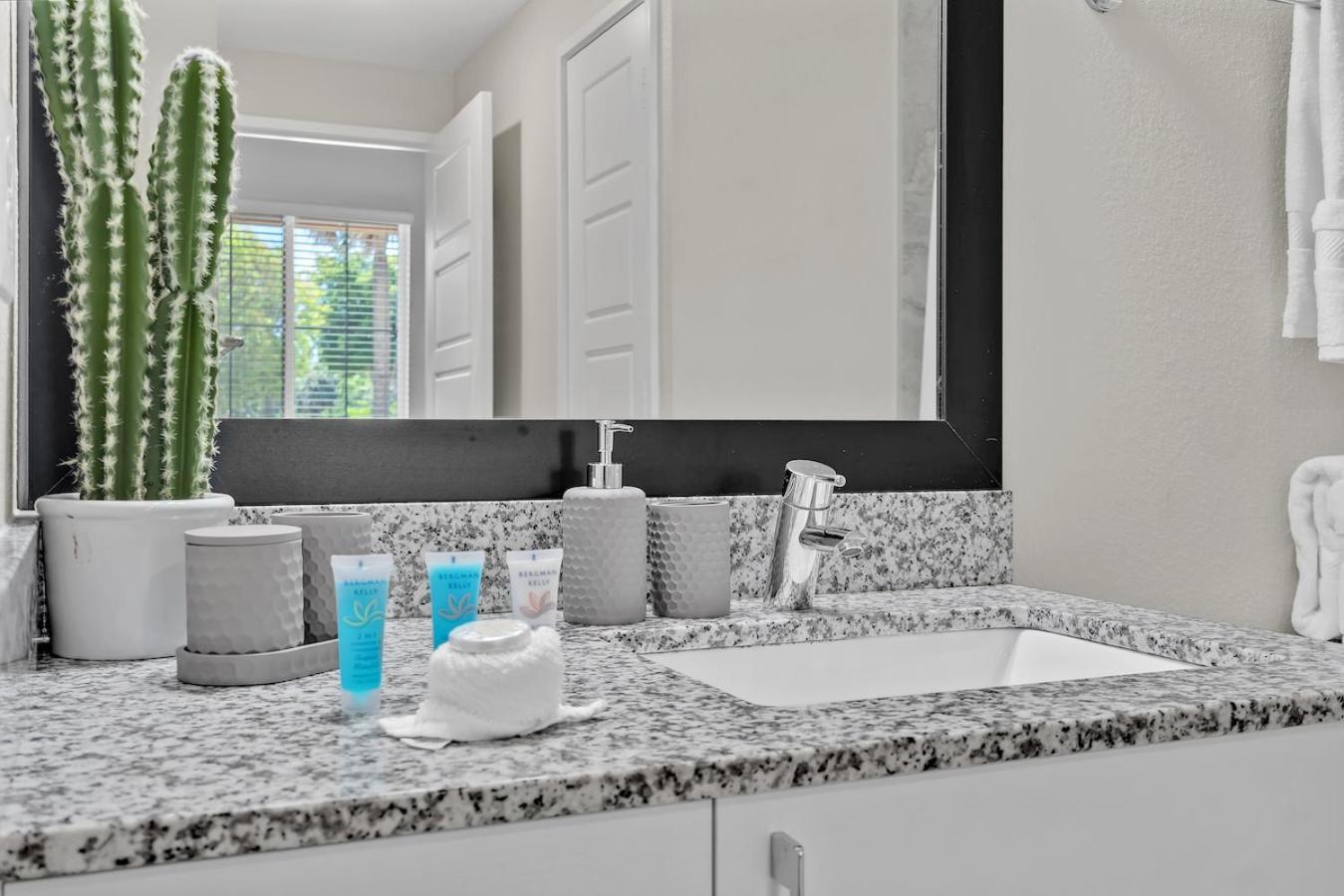 Cozy Retreat 2 Bedroom Hideaway Moments From The Sand Бойнтон-Бич Экстерьер фото